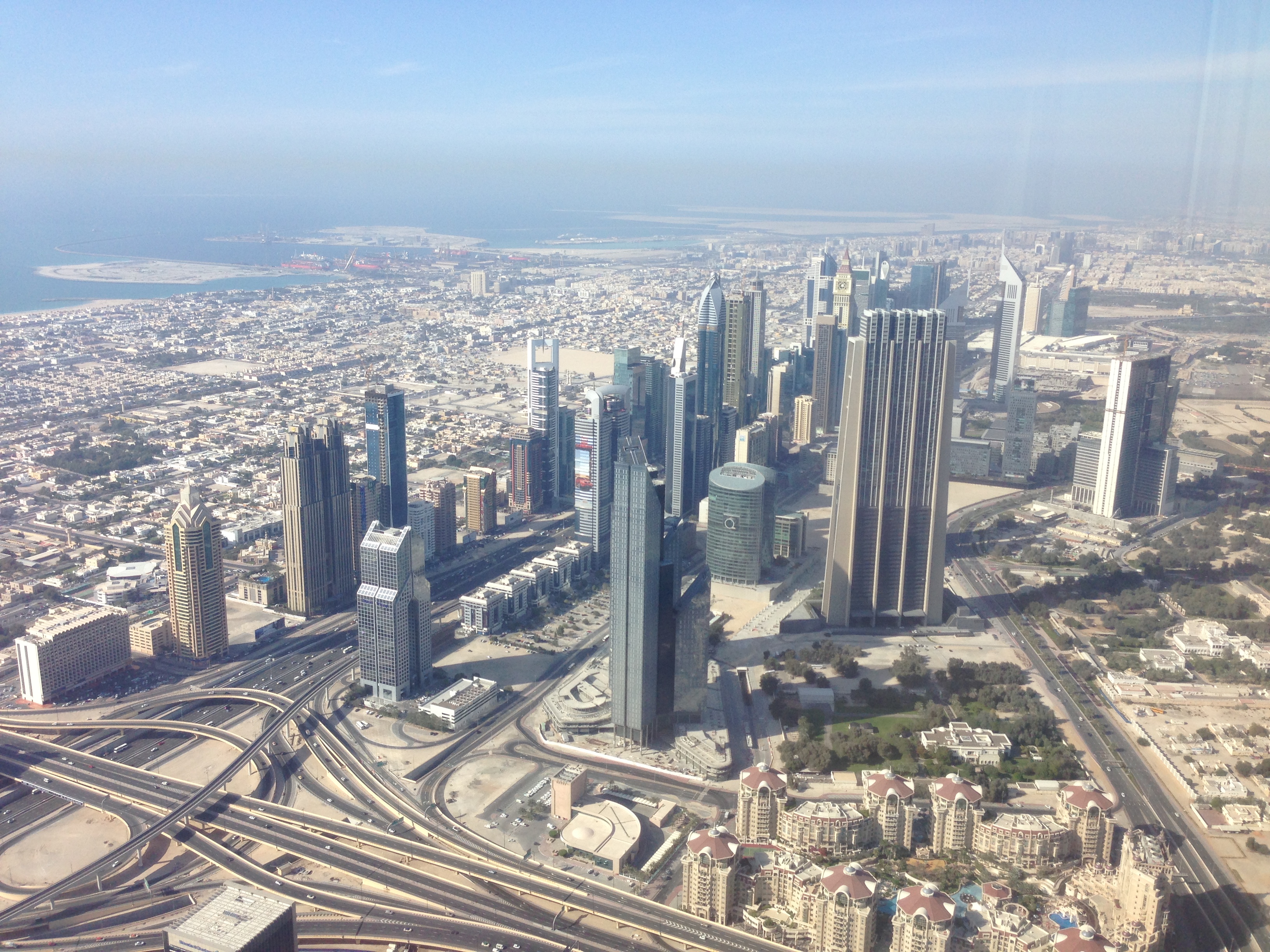 Население дубая 2024. Бурдж-Халифа Дубай фото. Дубай численность населения. Смотровая площадка Бурдж Халифа. Население Дубая.